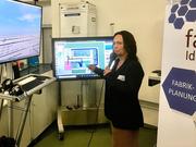 Prof. Dr.-Ing. Peggy Näser gibt Erläuterungen im Zentrum Effiziente Fabrik der BTU Cottbus-Senftenberg.